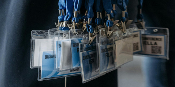 Cartes plastiques d'identification et badges: Une solution polyvalente et écologique !