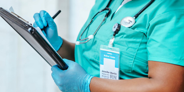 Clips et attaches, les accessoires cartes plastiques essentielles !