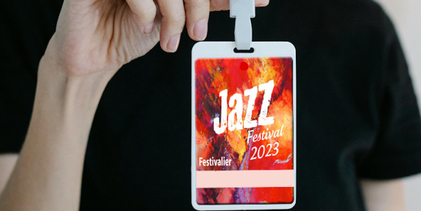 Le badge plastique dans le domaine événementiel et professionnel  : une tendance incontournable !