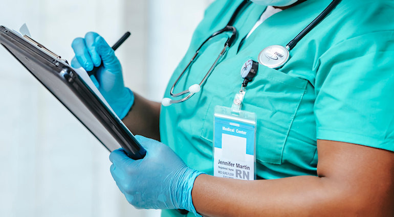 Clips et attaches, les accessoires cartes plastiques essentielles !